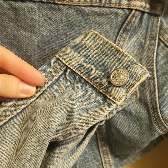 Vintage Levi's Cropped Denim Jacket - Picture 5 of 8